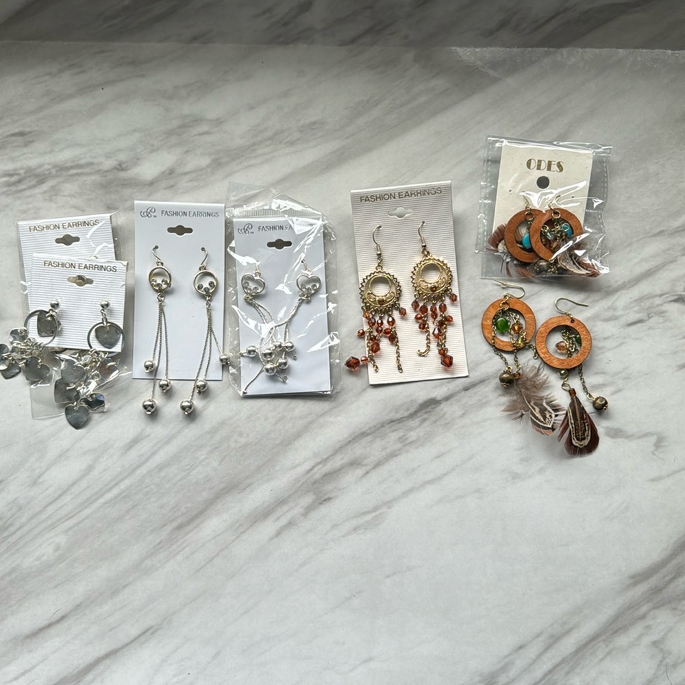 7 pairs of vintage earrings‎